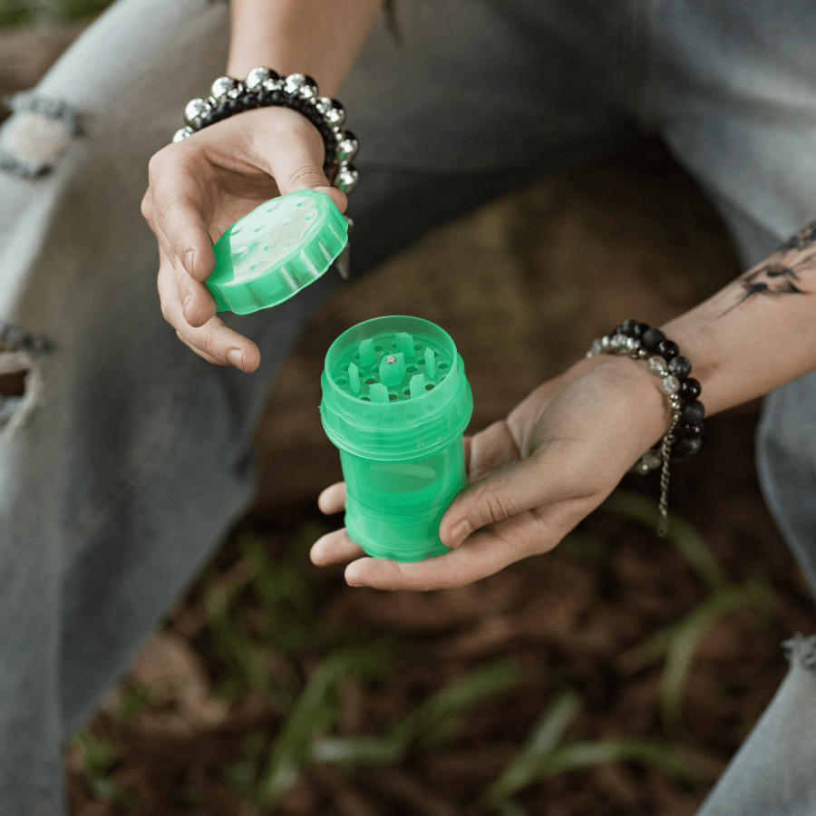 PLASTIC GRINDER WITH STORAGE
